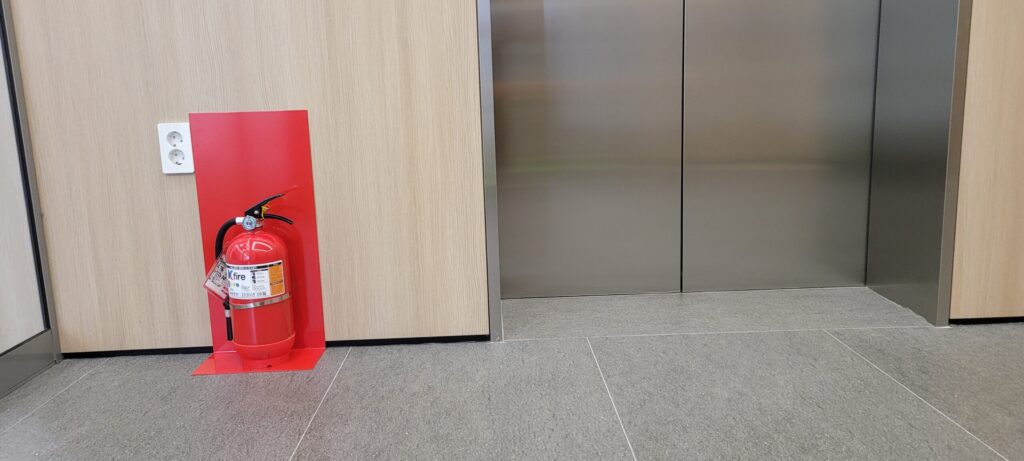 비상콘센트 위치 사진-엘베옆 소화기 옆에